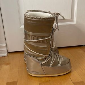 MON BOOT - ICON GLANCE PLATINUM SATIN BOOTS
